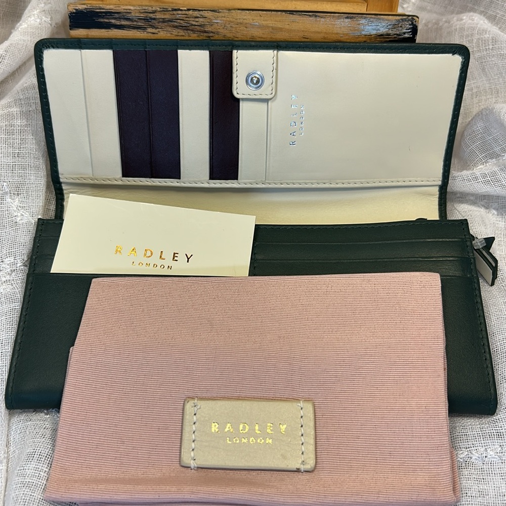 NWT Radley London Leather Green Wallet Fox and Hound Design - Picture 3 of 14